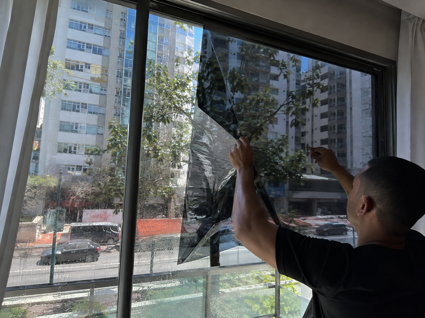 Instalação de insulfilm residencial em janela de apartamento no bairro Floresta, Belo Horizonte