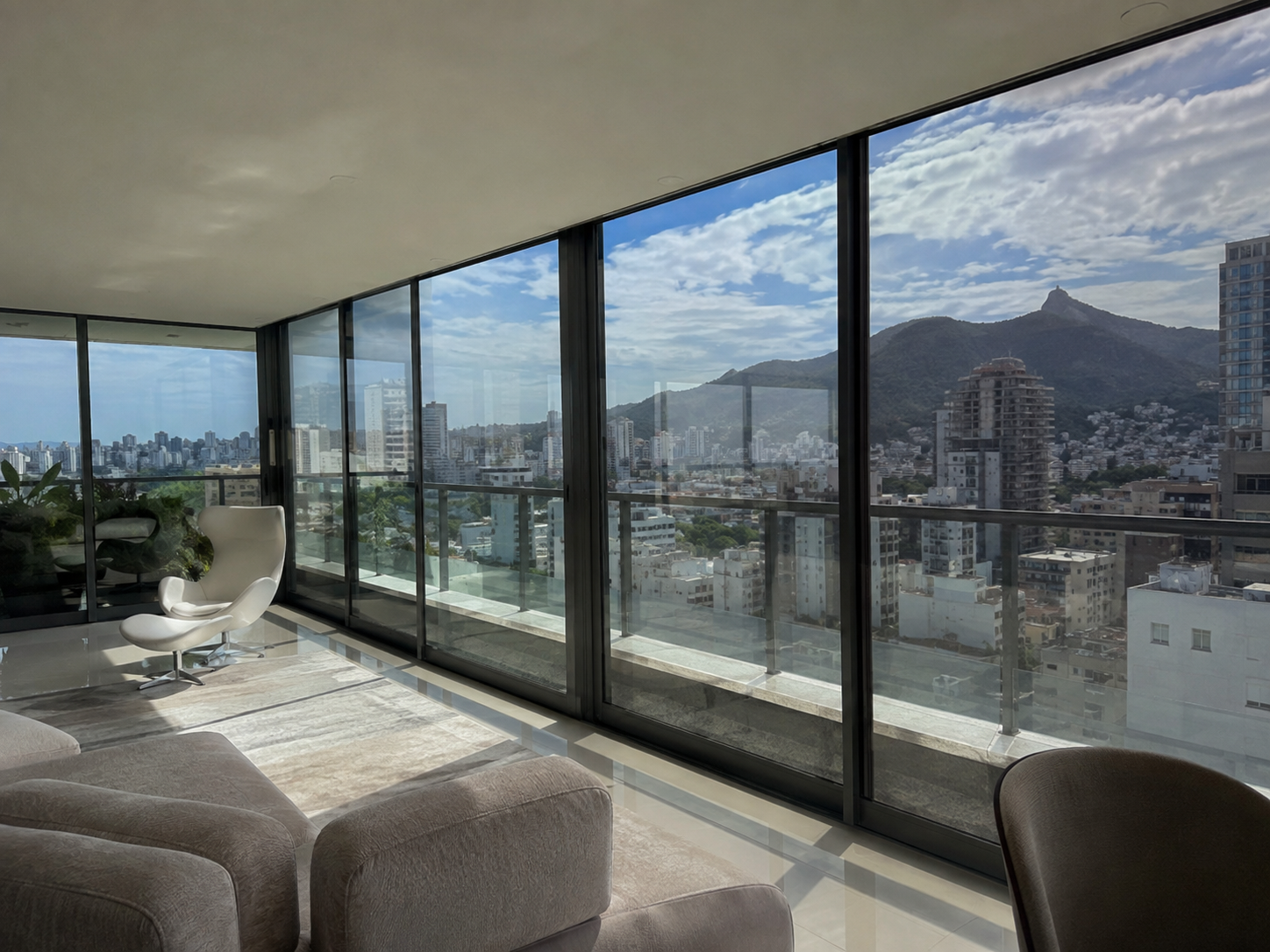 Sala Moderna com Vista Panorâmica